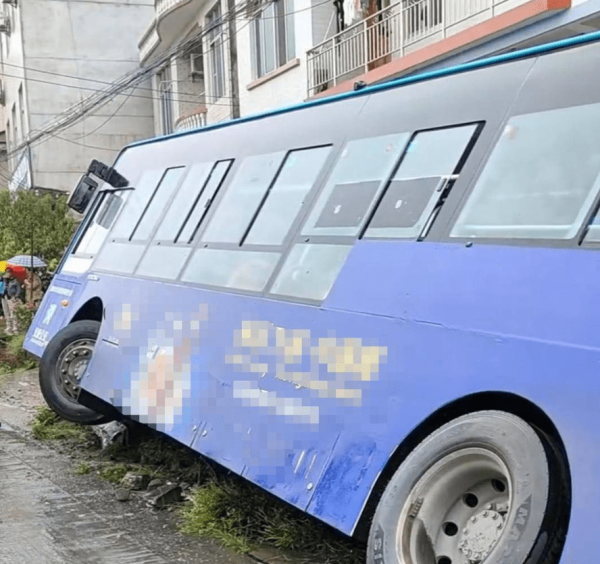 康乾配资 陕西安康一公交车侧倾致13伤，官方：初判司机突发身体不适